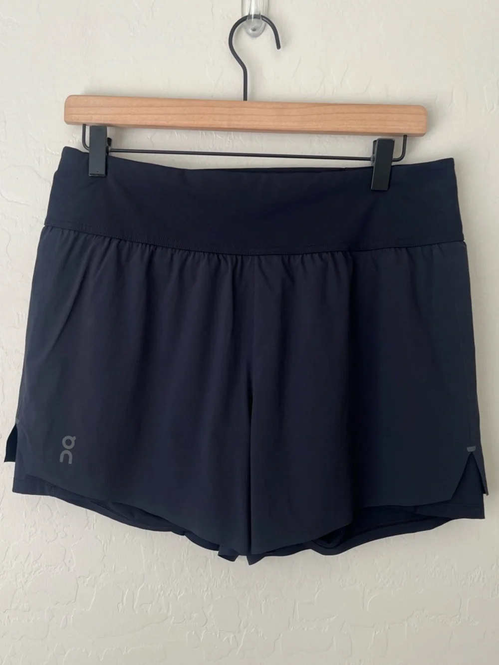 On run on clouds running shorts black large - Picture 4 of 7